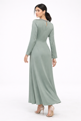 فستان أمارا بقصّة فتحة غير متماثلة وتطريزات خرزية