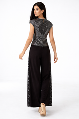 بلوزة سهرة مزينة بتفاصيل درابية أنيقة