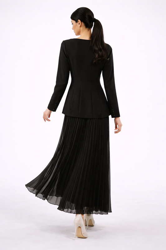 فستان ماكسي أنيق بتفاصيل مطرزة وتنورة بليسيه