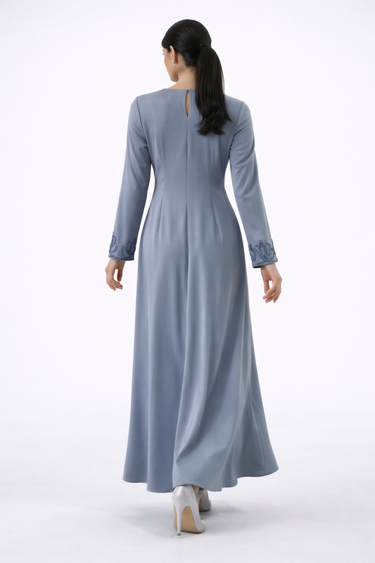 فستان ماكسي بياقة V وتفصيل عقدة أمامية