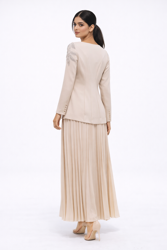 فستان ماكسي أنيق بتفاصيل مطرزة وتنورة بليسيه