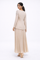 فستان ماكسي أنيق بتفاصيل مطرزة وتنورة بليسيه