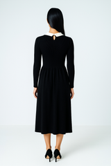 فستان ميدي أنيق بياقة مميزة وزهرة زخرفية