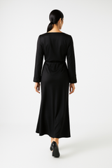 بلوزة أنيقة بياقة على شكل حرف V وأساور مزينة