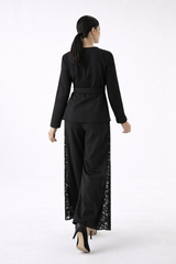 بلوزة سيرافين بتصميم اللف والدانتيل