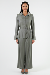 قميص طويل الأكمام بقماش مُنقوش مع حزام من نفس الخامة